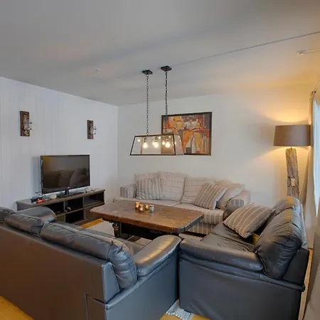 Ideal Getaway Only Steps From Trails Apartment